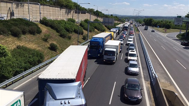 Dodvka na D1 ped Prahou vltla do kamionu, nraz zdemoloval kabinu idie (18.5.2015)