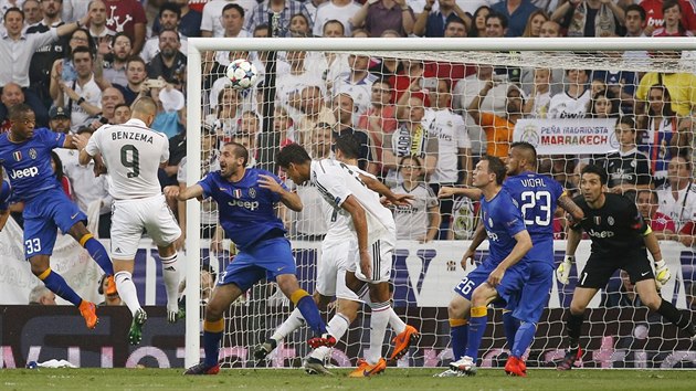 BUDE TO GL? Krim Benzema (s slem 9) hlavikuje na brnu Juventusu. Tato stela ale v brance neskonila.
