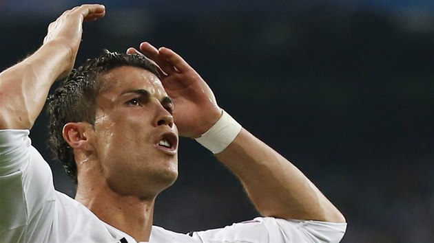 ZKLAMN HVZDY. Cristiano Ronaldo lituje nepromnn ance v odvetnm semifinle Ligy mistr proti Juventusu Turn.