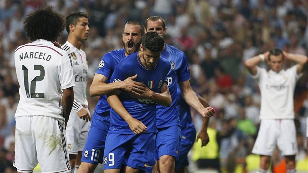 TURNSK RADOST. Fotbalist Juventusu se raduj z vyrovnvacho glu, kter vstelil Alvro Morata (s slem 9).