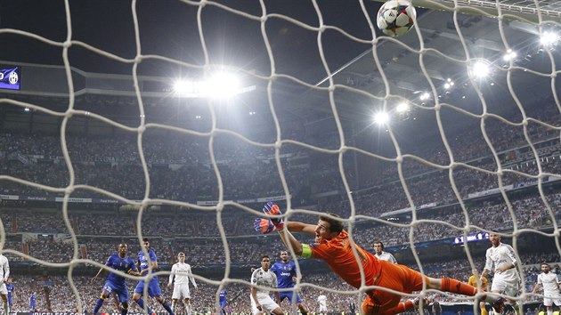 KLOV OKAMIK. Morata prv vyrovnal na 1:1, m Juventusu zajistil postup do finle Ligy mistr. Casillas jeho pohotovou stelu vyrazit nedokzal.