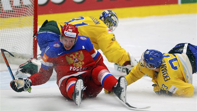 Ruský hokejista Kuljomin i švédský obránce Ekman-Larsson skončili po vzájemném souboji na ledě.