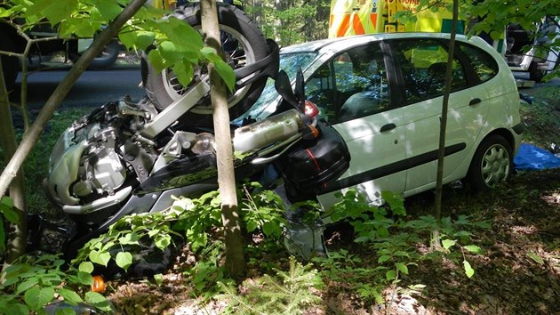 V pondl odpoledne se u Tebon srazil motork s renaultem. idi motocyklu nehodu nepeil.