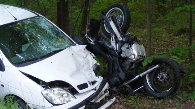 V pondl odpoledne se u Tebon srazil motork s renaultem. idi motocyklu nehodu nepeil.