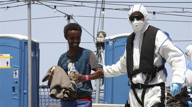 Jen během uplynulého víkendu pobřežní stráž zachránila ve vodách Středozemního moře na sedm tisíc uprchlíků (9. května)