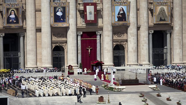 Pape v nedli svatoeil dvojici dovch sester z Palestiny (17. kvtna 2015)