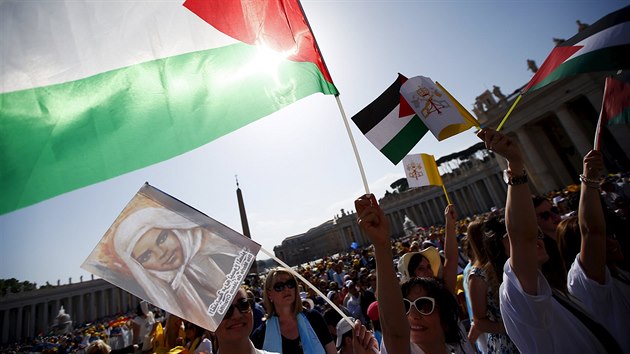 Pape v nedli svatoeil dvojici dovch sester z Palestiny. Na Svatopetrskm nmst vlly palestinsk vlajky (17. kvtna 2015)