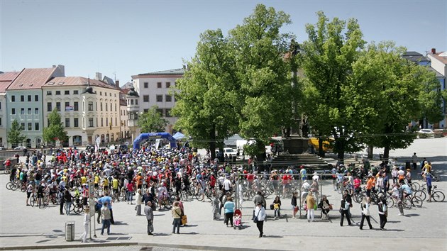 Jihlavsk 24 MTB si zskv m dl vc pznivc. Letos se maj zvodu zastnit zhruba tyi stovky cyklist. Spt budou mimo jin i ve stanech kolem morovho sloupu na Masarykov nmst.