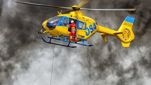 Na krlovhradeckm letiti probhl 14. ronk Helicopter show. Jednm z vrchol odpoledne byla ukzka sloek Integrovanho zchrannho systmu pi simulovan hromadn autonehod (16. kvtna 2015).