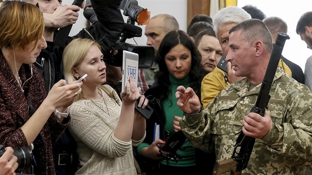 Ukrajinsk vojensk velitel ukazuje puku, kter byla zabavena zajatm ruskm vojkm (18. kvtna 2015).