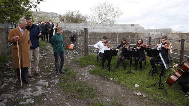 Princ Charles v ter navtvil tak skalnatou krajinu Burren v hrabstv Clare, kde mu zahrli mstn hudebnci (19. kvtna 2015).