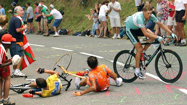KARAMBOL V KOPCI. Lance Armstrong, kter v Tour de France 2003 m za triumfem, zavadil o taku fanouka a skonil na zemi, s nm upadl i panl Mayo, jen Nmec Ullrich se dokzal vyhnout.