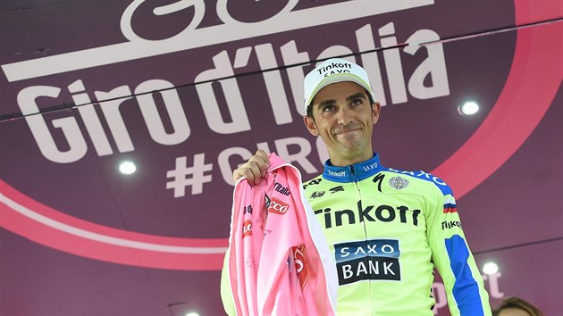 AU, NEJDE TO. panlsk cyklista Alberto Contador si v pdu v 6. etap Gira dItalia poranil rameno a na pdiu pak nemohl oblct trikot ldra.