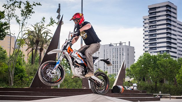 Ve skateparku jsme si s KTM Freeride E Supermoto uili spoustu legrace.