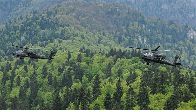 Americk vrtulnky AH-64 Apache doprovzej konvoj obrnnc nap Rumunskem