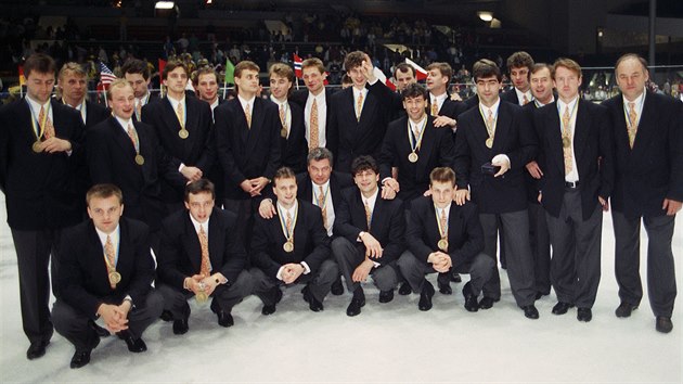 CO JE DOMA, TO SE POT! Na domcm mistrovstv svta 1992 si eskoslovent hokejist dokreli pro medaile v civilu; znamenalo to, e skonili bronzov. (10. kvtna 1992)