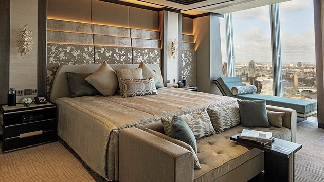 Luxusn apartm Shangri-la v londnskm mrakodrapu Shard (Step) stoj na noc 10 tisc liber (v pepotu asi 366 tisc korun). Nabz pitom nejkrsnj vhled na Londn.