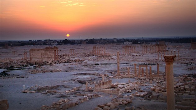 Vchod slunce nad syrskou Palmrou. Archivn snmek.