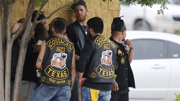 Pi stetu nkolika motorkskch gang zemelo v texaskm mst Waco devt lid (17. kvtna 2015).