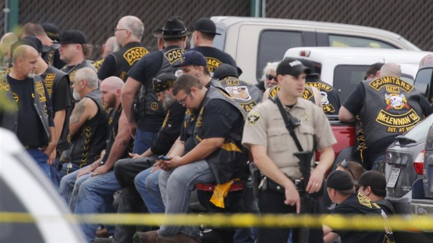 Pi stetu nkolika motorkskch gang zemelo v texaskm mst Waco devt lid (17. kvtna 2015). | foto: AP
