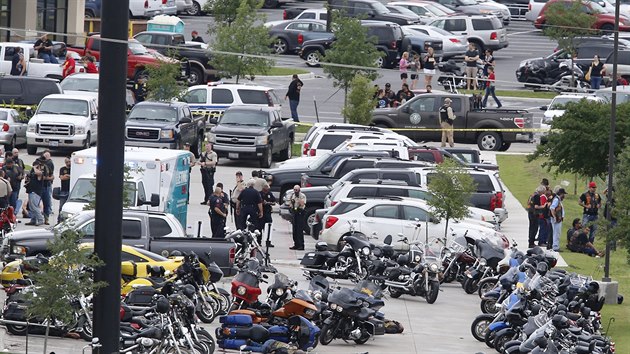 Pi stetu nkolika motorkskch gang zemelo v texaskm mst Waco devt lid (17. kvtna 2015). | foto: AP