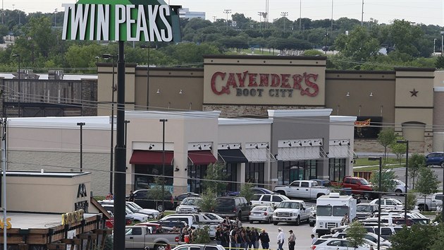 Pi stetu nkolika motorkskch gang zemelo v texaskm mst Waco devt lid (17. kvtna 2015). | foto: AP