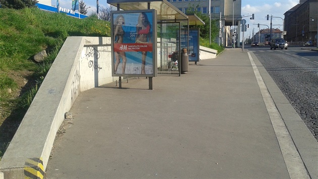 Po výstupu z autobusu je Nádraží Podbaba skryté za vysokým náspem.