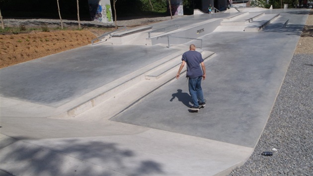 Skatepark pod vysoanskou estakádou.