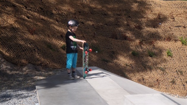 Skatepark pod vysoanskou estakádou.