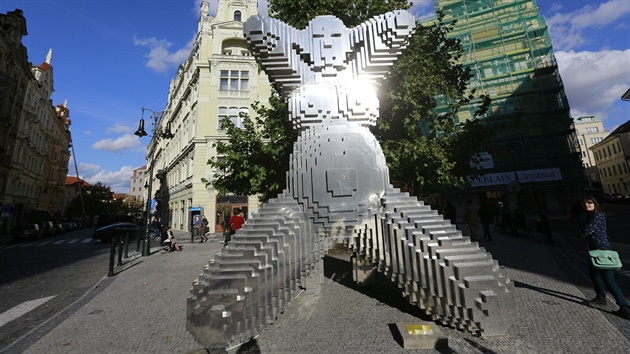 Instalace Davida �erného In Utero na k�i�ovatce ulic Masné a Dlouhé.