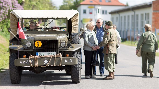 Nov pamtnk u pseckho hebince pipomn, e se ve mst setkali americk a Rud armda.