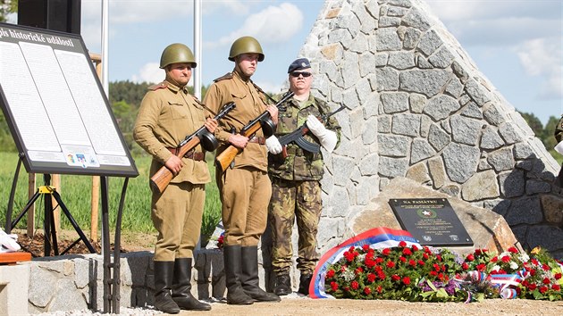 Nov pamtnk u pseckho hebince pipomn, e se ve mst setkali americk a Rud armda.