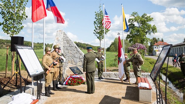 Nov pamtnk u pseckho hebince pipomn, e se ve mst setkali americk a Rud armda.