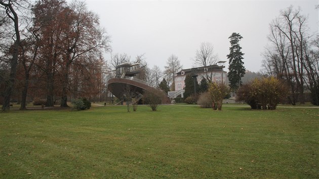 Ot��iv� hledi�t� v z�meck� zahrad� v �esk�m Krumlov�.