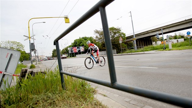 Nebezpe�n� k��en� cyklostezky kolem �eky Svitavy a frekventovan� ulice Hlad�kova