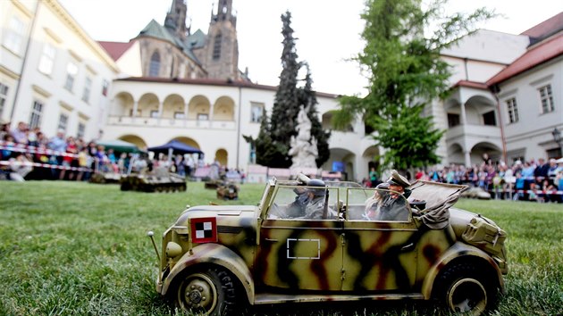 Biskupsk dvr lkal na simulovanou tankovou bitvu se zvukovmi a pyrotechnickmi efekty, swing i uniktn fresky citliv na svtlo, kter nen mon jindy bhem roku spatit.