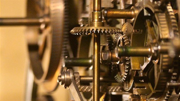 Unikátní pohled na běžně nedostupný stroj olomouckého orloje (květen 2015)