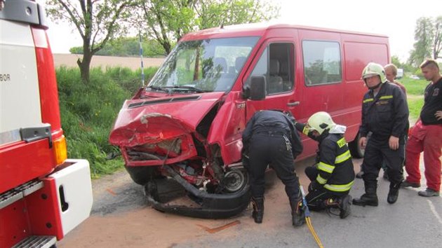 Po srce osobnho vozu a dodvky u Vlatna na Tebsku skonil men z voz na dn rybnka. Hasii ho vythli a pot, co upustili vodu a snili hladinu.