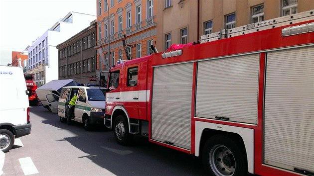 Dodvka najela v ulici Kikova v praskm Karln na zaparkovan auto. (11. kvtna 2015)