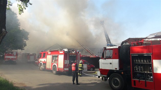 V Hrdloezch hasilo stechu mstn firmy sedm jednotek hasi spolu s dobrovolnmi hasii. Jeden z hasi se pi zsahu zranil pot, co propadl podhledem stechy.