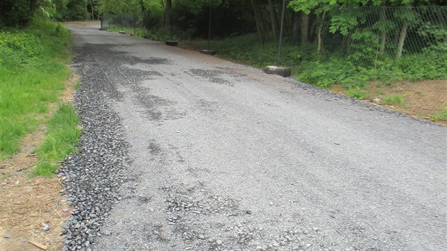 Nelegln stavn pjezdov cesta v chrnn oblasti Na Farkch.