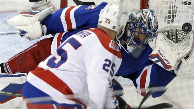 T̎KO K PEKONN. Brank New York Rangers Henrik Lundqvist zasahuje v utkn s Washingtonem.