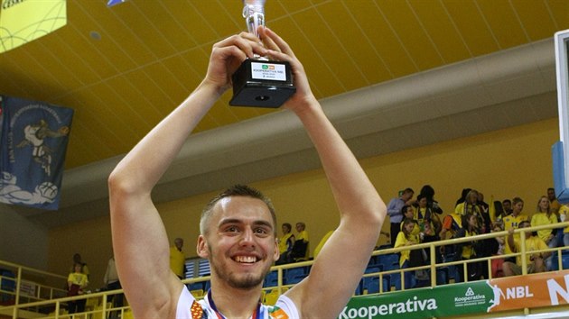 Basketbalist Prostjova slav ligov bronz, s trofej pzuje Marek Sehnal.