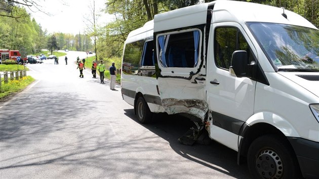Pi nehod osobnho vozu s mikrobusem zahynul jeden lovk.