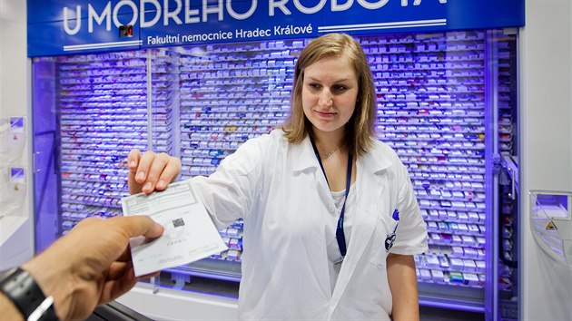 Za lékárnicí v lékárně U Modrého robota v Hradci Králové je vidět nový automat, který vydá předepsaný lék (19.5.2015).