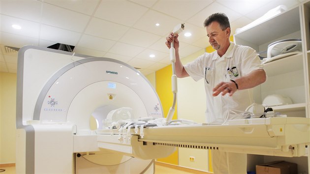 Fakultní nemocnice v Plzni pedstavila nový diagnostický pístroj PET/MRI,...