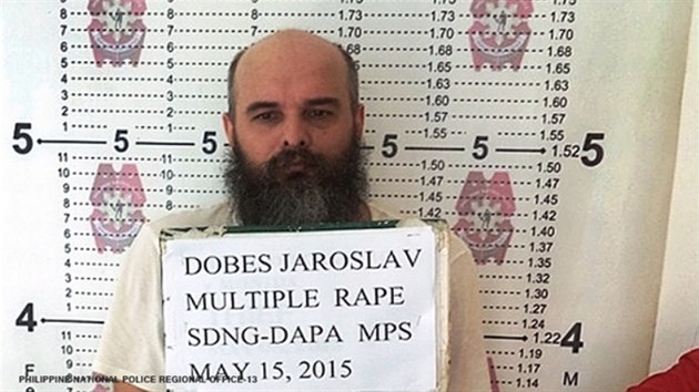 Snímek Jaroslava Dobeše po jeho zadržení filipínskou policií.