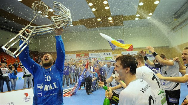 Plzesk brank Radek Motlk s trofej pro mistry.