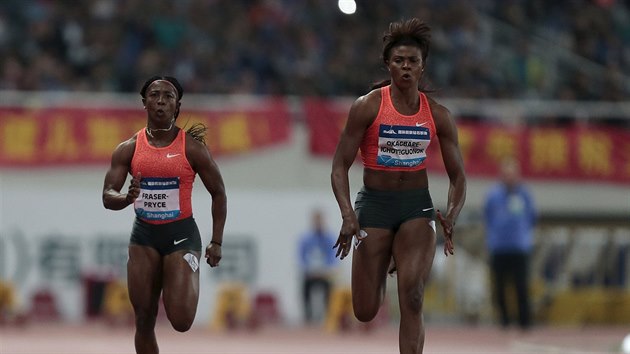 Nigerijsk sprinterka Blessing Okagbareov-Ighoteguonorov (vpravo) probh vtzn clem zvodu an 100 metr na Diamantov lize v anghaji. Vlevo Shelly-Ann Fraserov-Pryceov z Jamajky.