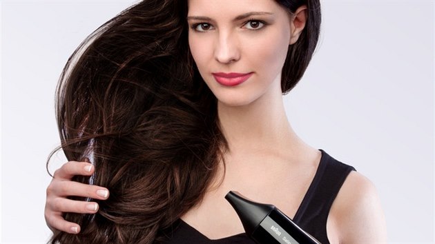 P�i vysou�en�m vlas� nastavte f�n na nejni��� teplotu a dr�te jej alespo� 15...